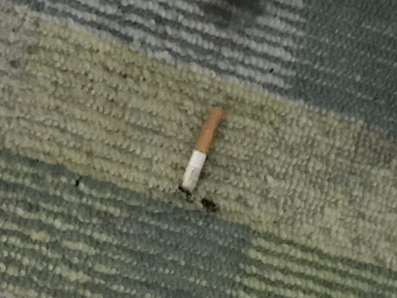 床にたばこが落ちている写真