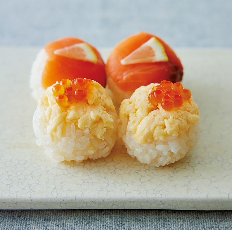 サーモンと卵の2色手まり寿司（写真奥から スモークサーモン手まり、炒り卵手まり）