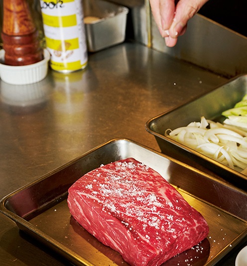 肉は1時間常温でおき、塩をもみ込む