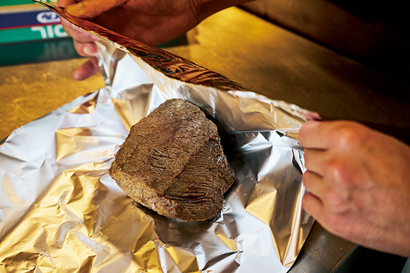 アルミで包み余熱でじっくり熱を通す。アルミに残った肉汁はソースで使うので捨てないように！