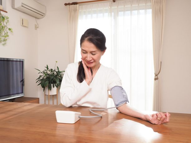 自宅で血圧を測る女性