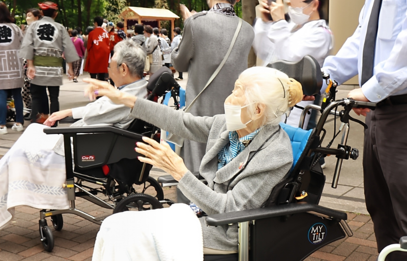 101才女性がレクリエーションを愉しむ姿
