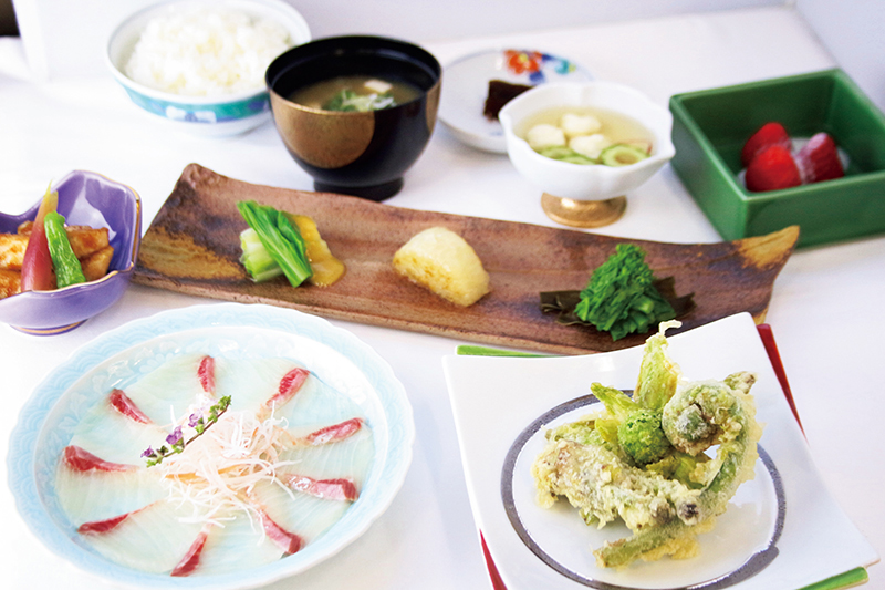 豊洲市場から仕入れた鯛やまぐろの刺身は鮮度がよく、利用者から好評