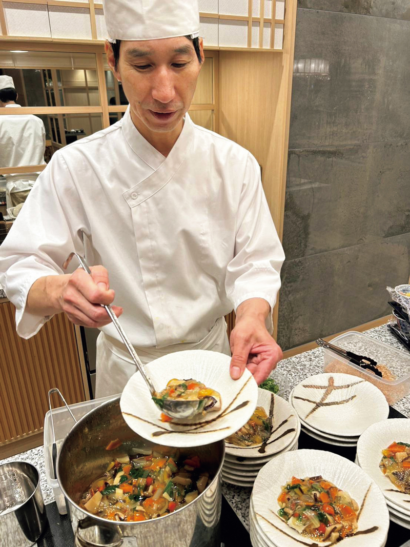 オープンキッチンでは料理人がその場で調理を行う。日本庭園を眺めながらの食事や、器や盛りつけにもこだわった見た目にも楽しい料理で、食欲が湧く。メニューのバリエーションも多く、刻み食や減塩などの食事にも柔軟に対応
