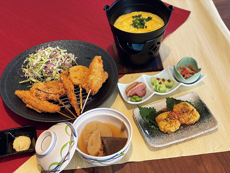 海鮮ちらし寿司や天ぷらなどの「イベント食」も充実。バーカウンターではお酒も楽しめる