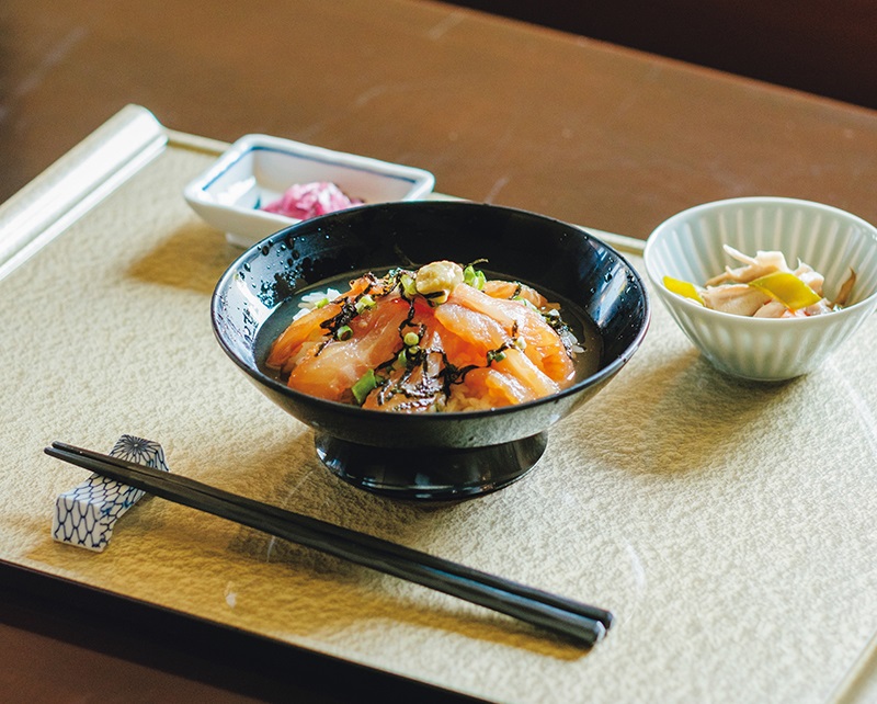 福岡中央魚市場などから直接仕入れた新鮮かつ旬の食材を使った、バラエティ豊富なメニューに舌鼓