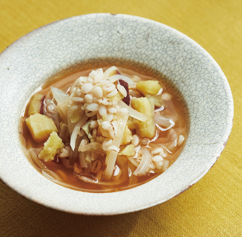 押し麦とさつまいもと玉ねぎのスープ