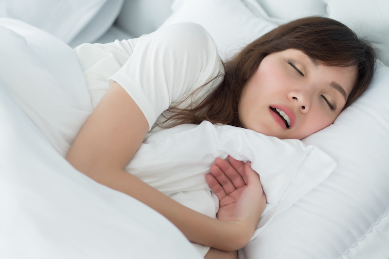 睡眠中の歯ぎしりは歯や歯茎に悪影響を及ぼすことも