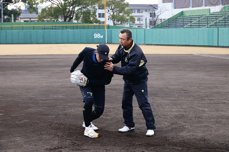 女子ソフトボールの上野由岐子投手を指導する鴻江さん