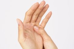 手のしわで体の不調がわかる！「手のひら診断」4選　心肺機能の低下、耳鼻、腸の不調で手に現れるサイン
