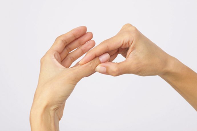 手の反射区を7秒押して「免疫力UP、イライラ、冷え改善へ」看護師で手もみセラピストの音琶麗菜さんが指南！ (1/1) 介護ポストセブン