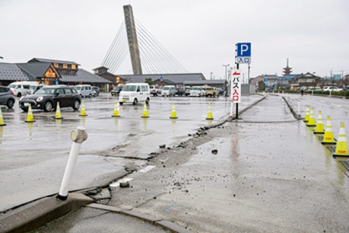 地震の跡が残る、氷見漁港場外市場の駐車場