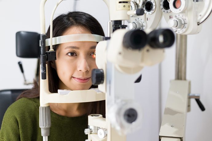目の検査を受ける女性