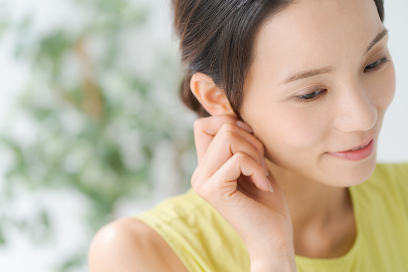 耳の毛穴が黒ずんていたり、にきびがある場合は体調不良のサインなので要注意！