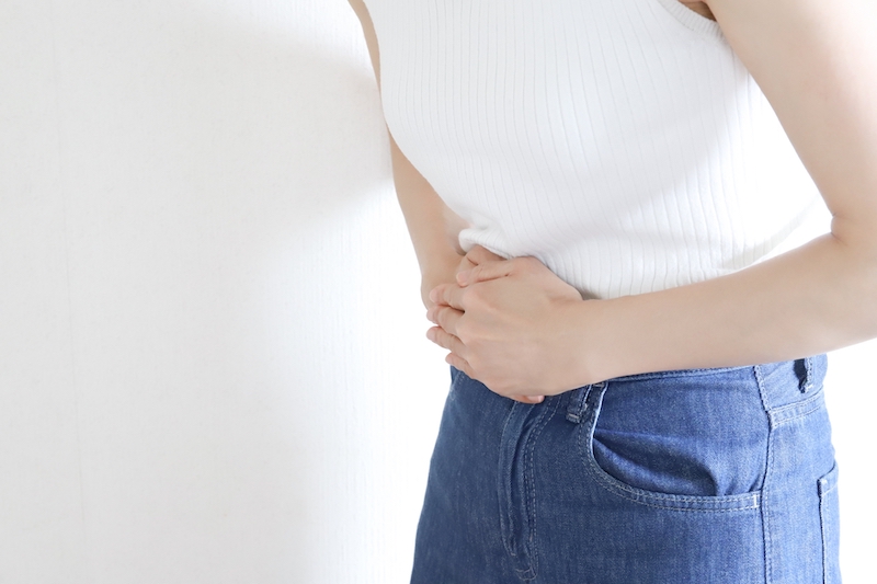 胃もたれや胸やけ、吐き気、のどの違和感、咳、お腹の張り、ゲップなどの症状が続く場合は逆流性食道炎を疑おう