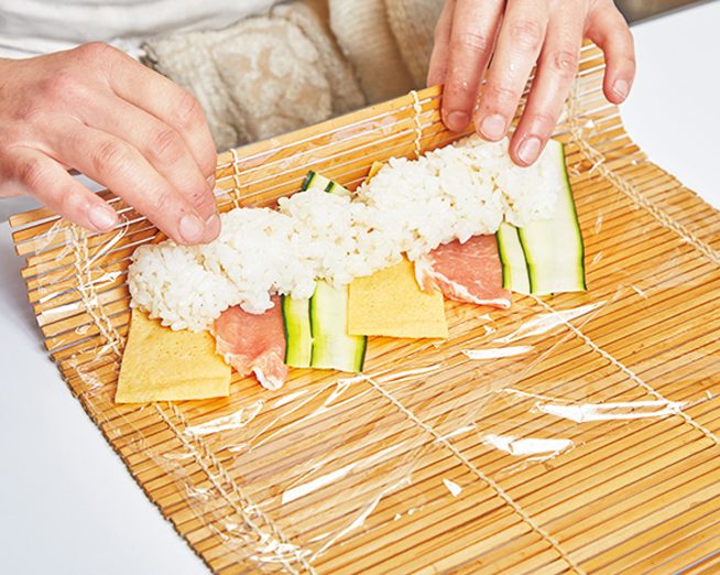 ラップを持ち上げながら巻く