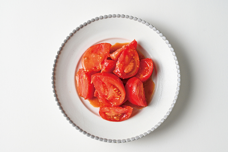 トマトみそ酢あえ　混ぜるとダマになりやすいみそも、ポリ袋でもみ混ぜると食材にからみやすい。