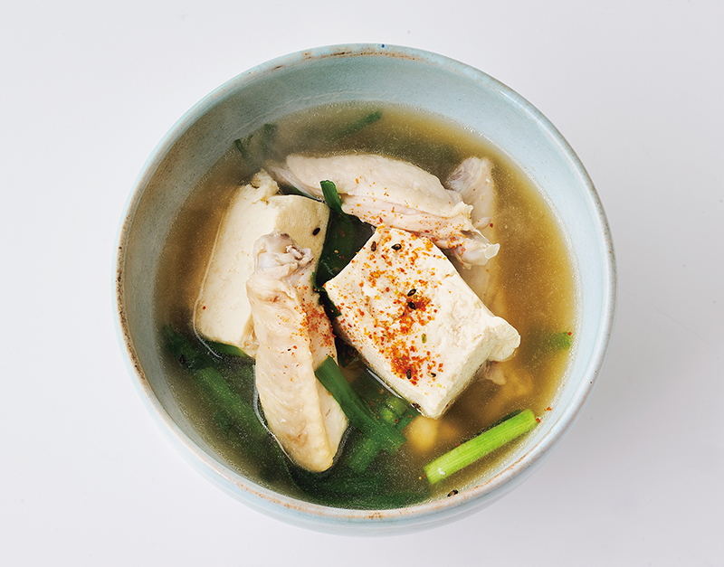 鶏手羽とにらのポン酢スープ