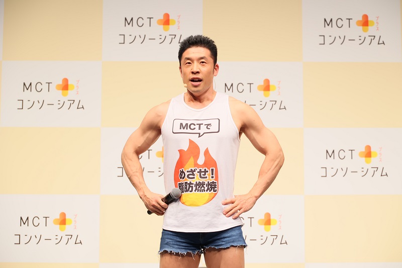 「脂肪を燃焼させるMCTオイルは、パワーも出ます！」（きんに君）（写真提供／MCTプラス・コンソーシアム）