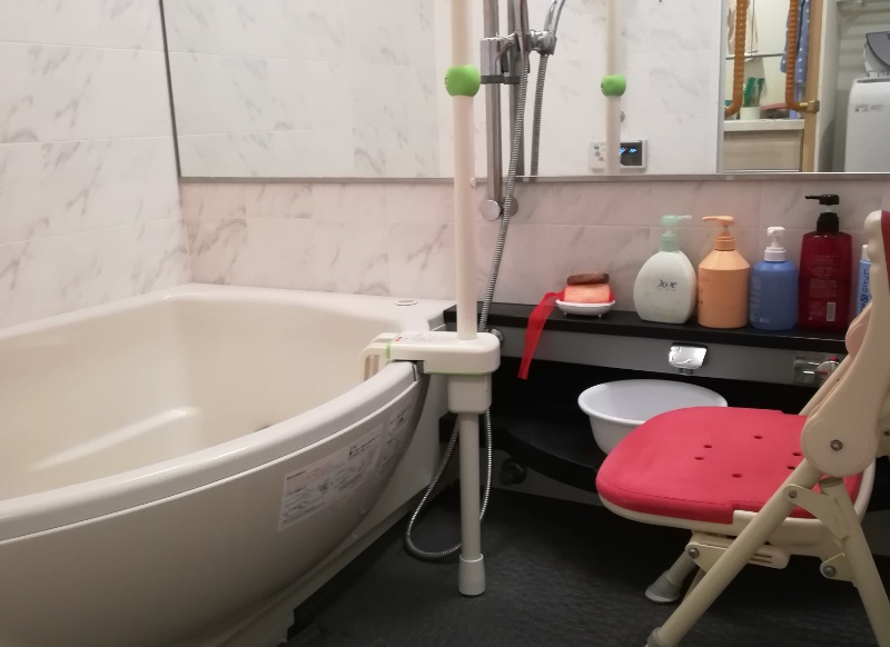 手すりや椅子を設置した浴室