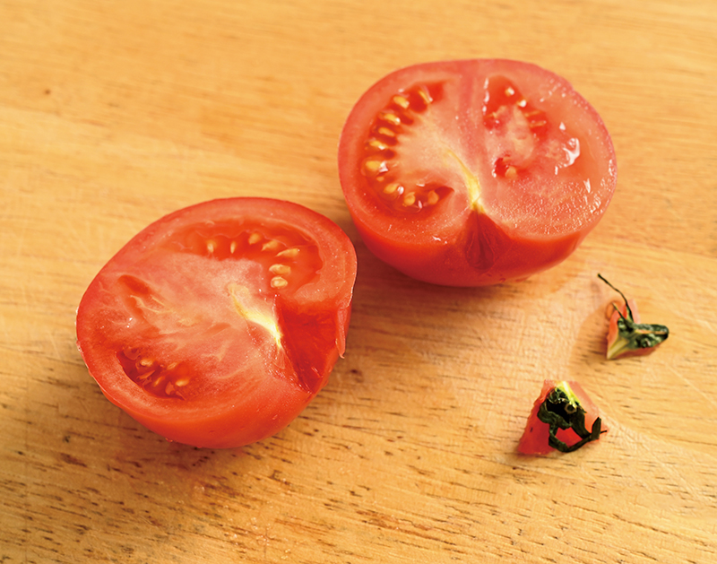 トマトのへたは包丁でV字に切り込みを入れると簡単にとれる