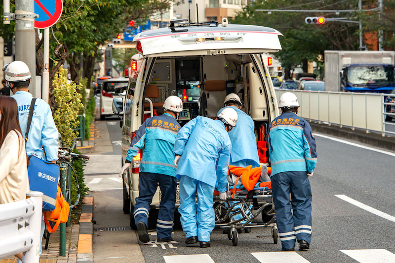 胸の痛みが続いたらためらわず救急車を呼ぶべきだ