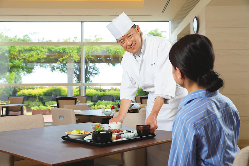 食事は絶品と入居者に好評。料理長が考案するイベント食は、旬の食材を彩り豊かな料理に仕上げ、季節の味わいを五感で堪能できる