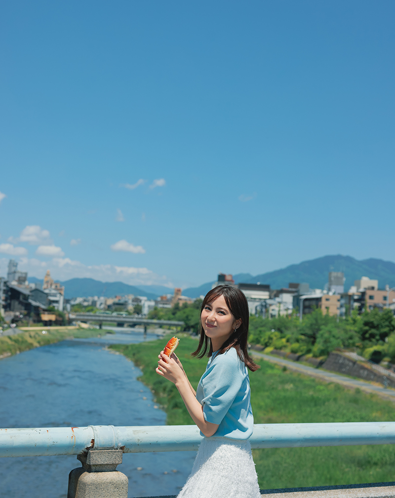 平安時代に“五条の橋”として賑わっていた松原橋。遠くには比叡山、今の時季は鴨川沿いにずらりと並ぶ川床を見渡せる絶景のお散歩スポット