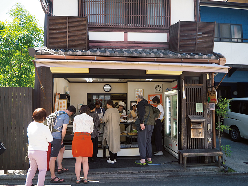 ショーケースにズラッと並ぶパンにお客さんが引き寄せられる