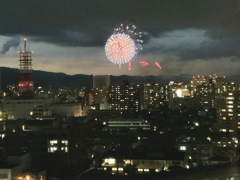 夏に約1万5000発が打ち上がる西日本屈指の「筑後川花火大会」を、家族や友人とゆったり眺められるのも入居者の楽しみのひとつ