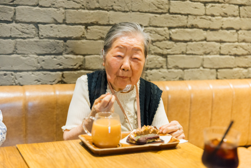 ケーキを嬉しそうに食べる女性入居者さん