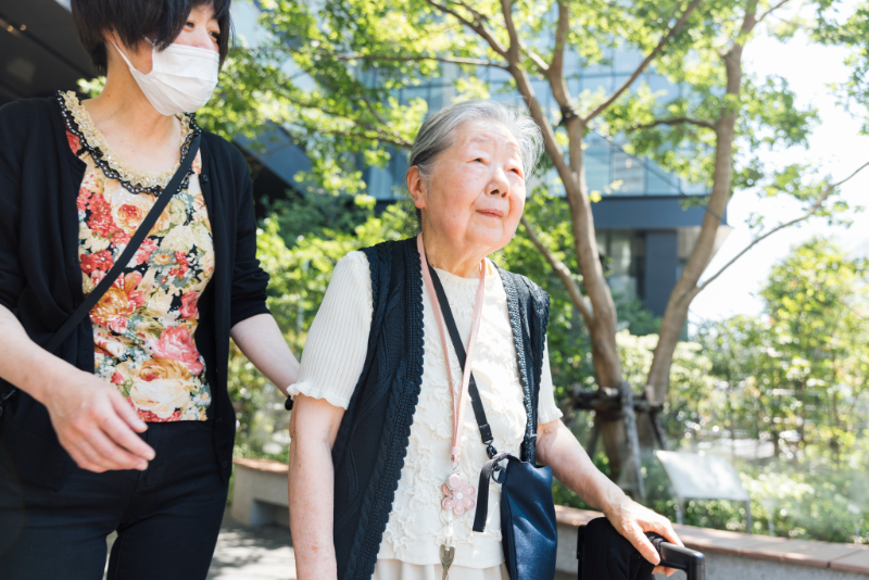 散歩をする女性の入居者さん