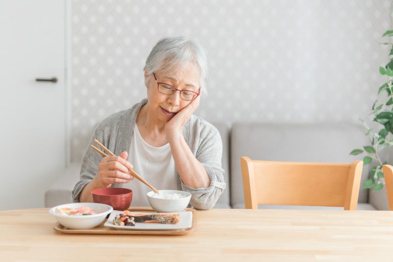 食欲が落ちてきた高齢女性の写真