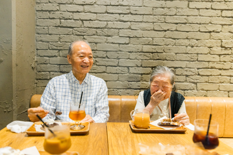 カフェで楽しそうな入居者さんたち