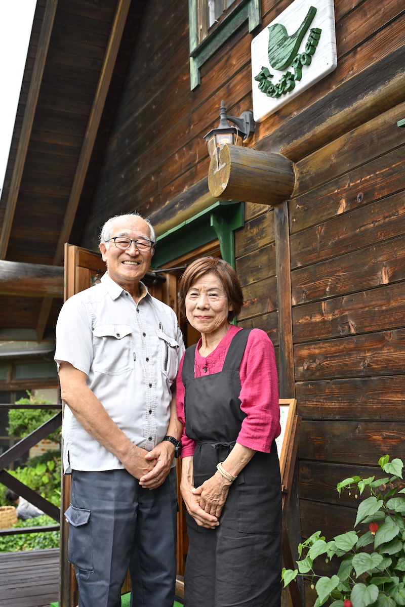 店主の小澤昌雄さんとさち子さん