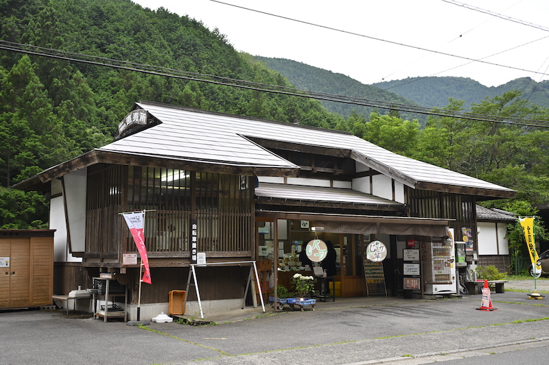 地元農家の新鮮野菜などを販売