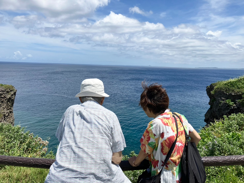 沖縄の海を眺める入居者