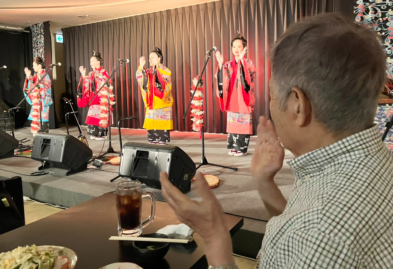 島唄にあわせて踊る入居者さん