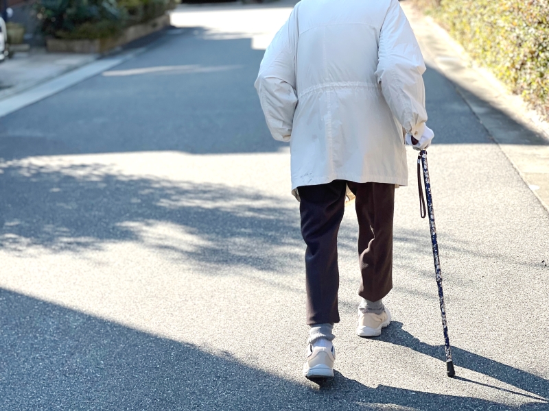 高齢者がひとりで歩いているところ