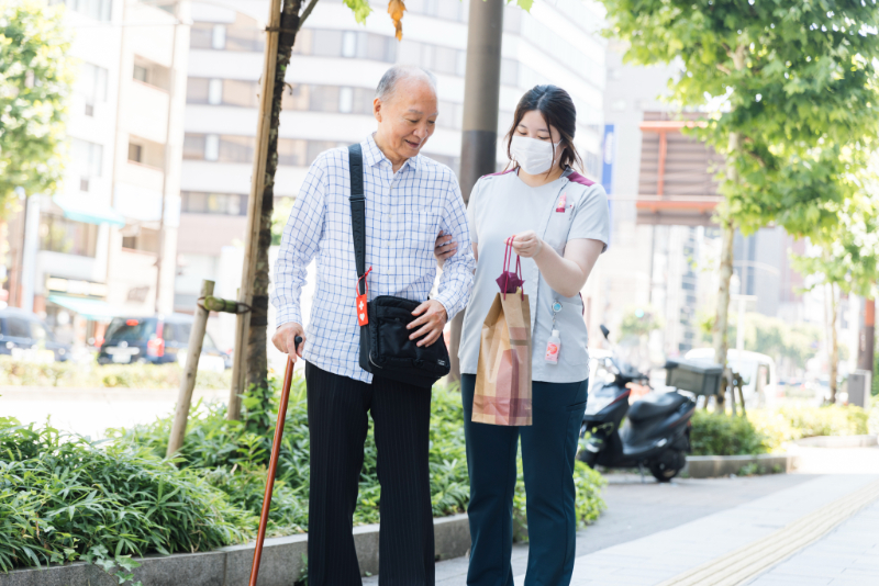 理学療法士と散歩をする入居者さん