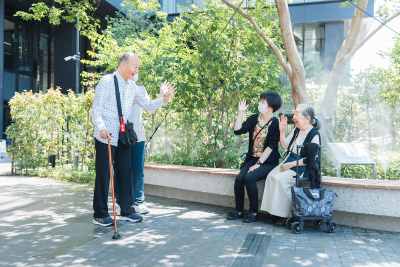 散歩の途中で出会った入居者さんたち