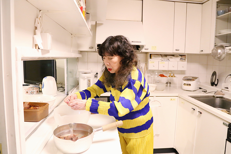 キッチンに立つ吉川幸枝さん