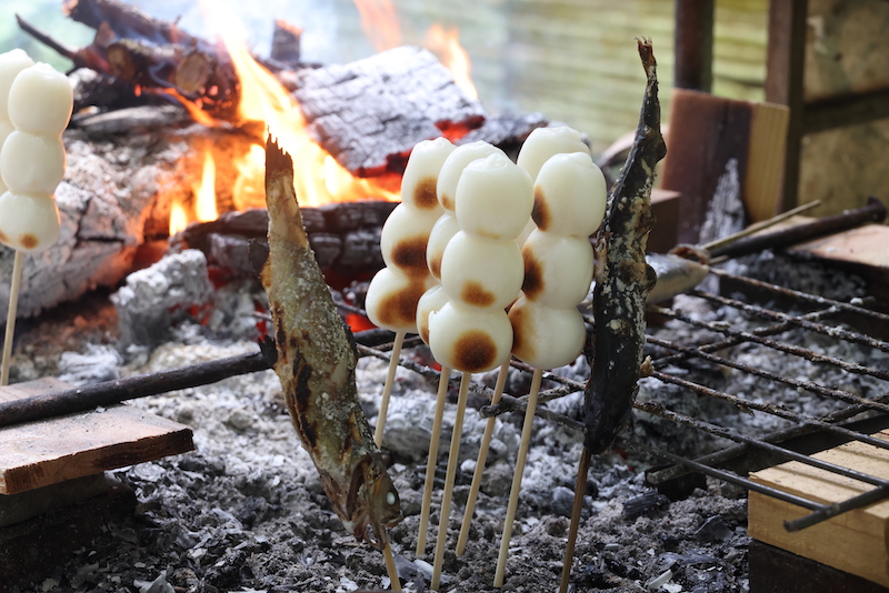 釣りをしなくても焼き団子（400円）などを堪能できる三滝マスつり場