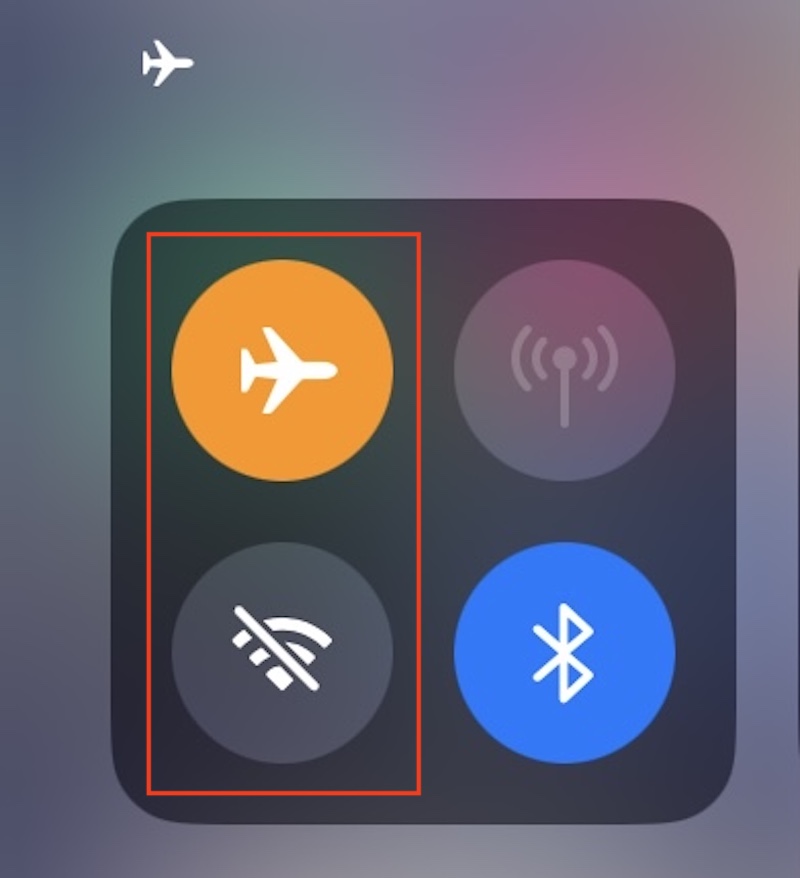 左上の「機内モード」をオン、左下の「Wi-Fi」をオフに