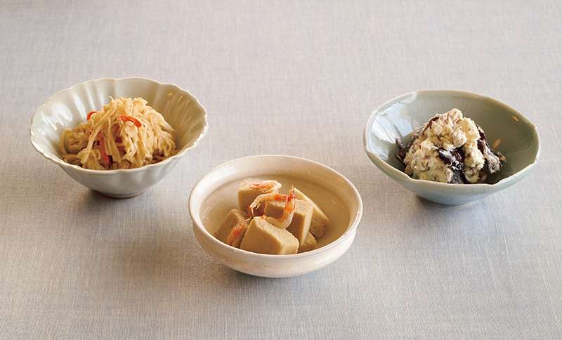 きくらげとくるみのクリームチーズ和え、高野豆腐と桜えびの甘漬け、切り干し大根といかの甘酢和え