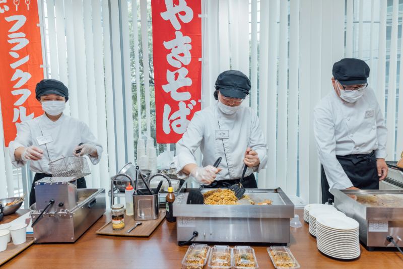 屋台フードを提供する料理人たち