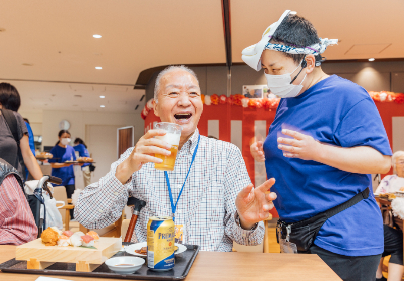 ビールを味わう入居者