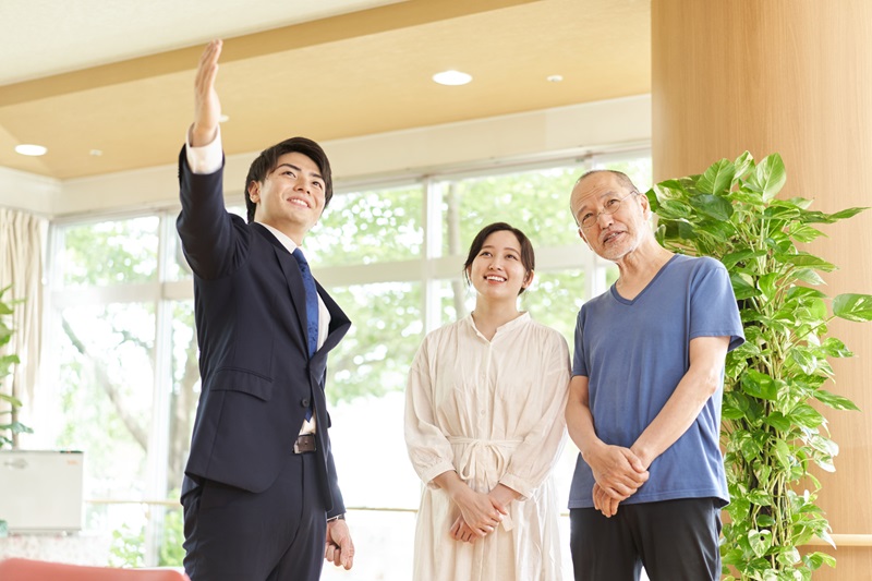 見学は複数人で行くとベター（写真／イメージマート）