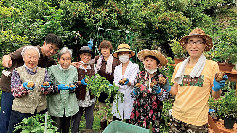 里山療法は体を動かすことはもちろん、収穫の喜びや、収穫した作物を用いた料理やお菓子作りで生きがいを育む