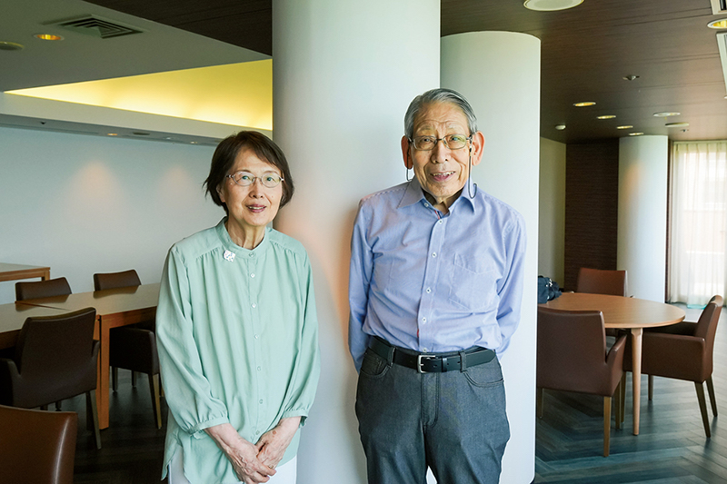 「琵琶湖の風景は毎日見ても飽きませんね」と話す入居者の藤井照也さん（88才・右）・郁子さん（81才・左）